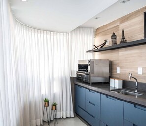 Kylskåp, mikrovågsugn, ugn och kaffe- och tebryggare