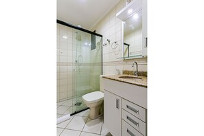 Haartrockner, HandtĂŒcher, Seife, Shampoo