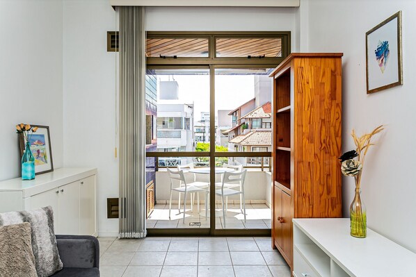 TV, video library - WI-FI 240MB | 350m from Jurerê Beach #JA13 (Florianópolis)