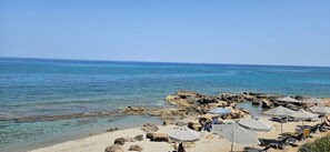 Playa en los alrededores, camastros y toallas de playa