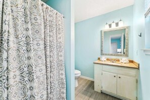 Bathtub, hair dryer, towels - 17214 Front Beach Rd T28-House, Few Mins to Beach! (Panama City)