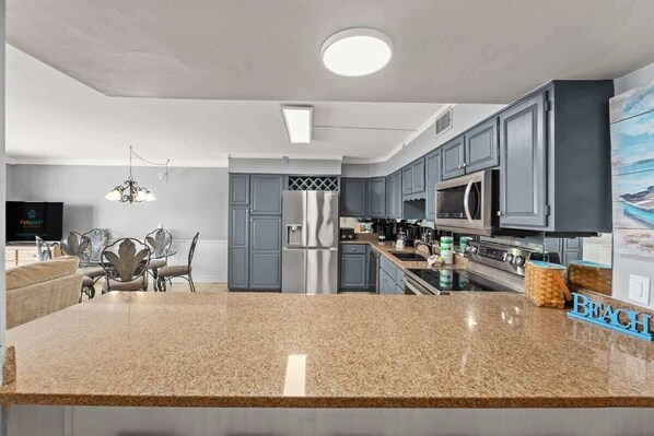 Frigorífic, microones, forn i placa de cuina 