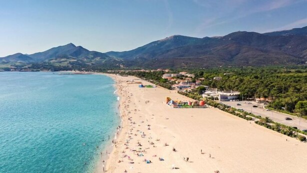 A coastal beach with clear turquoise waters, a sandy shore, and a backdrop of green hills. - A 200 M de la Plage (Argelès-sur-Mer)