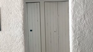 A white textured wall with a white door featuring two panels. - A 200 M de la Plage (Argelès-sur-Mer)