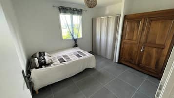 4 slaapkamers, een strijkplank/strijkijzer, reisbedje, gratis wifi