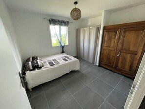 4 bedrooms, iron/ironing board, travel crib, free WiFi