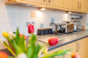 House | Private kitchen | Fridge, microwave, oven, stovetop - Remarkable Luxurious Home at the Edge of City (Belfast)