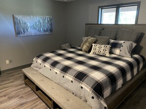 7 bedrooms, travel cot, WiFi, bed sheets - 7 Bedroom Country Lodge Close to Town - Rooster Roost Ranch Lodge (Mitchell)