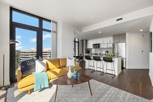 Un apartamento moderno con sala de estar, cocina y comedor.