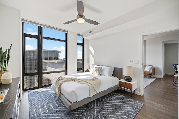 Premium Two Bedroom Apartment with Balcony | Espace de travail pour ordinateurs portables, rideaux d’obscurcissement