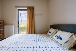 2 bedrooms, desk, iron/ironing board, WiFi
