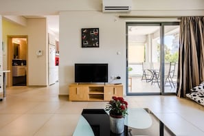 Televisión y oficina 