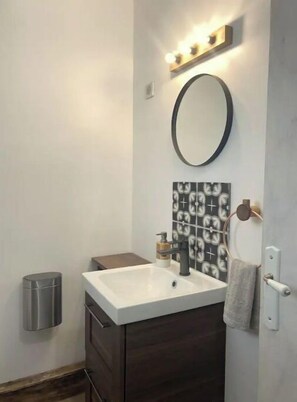 تجهيزات دش، مجففات شعر، مناشف، صابون