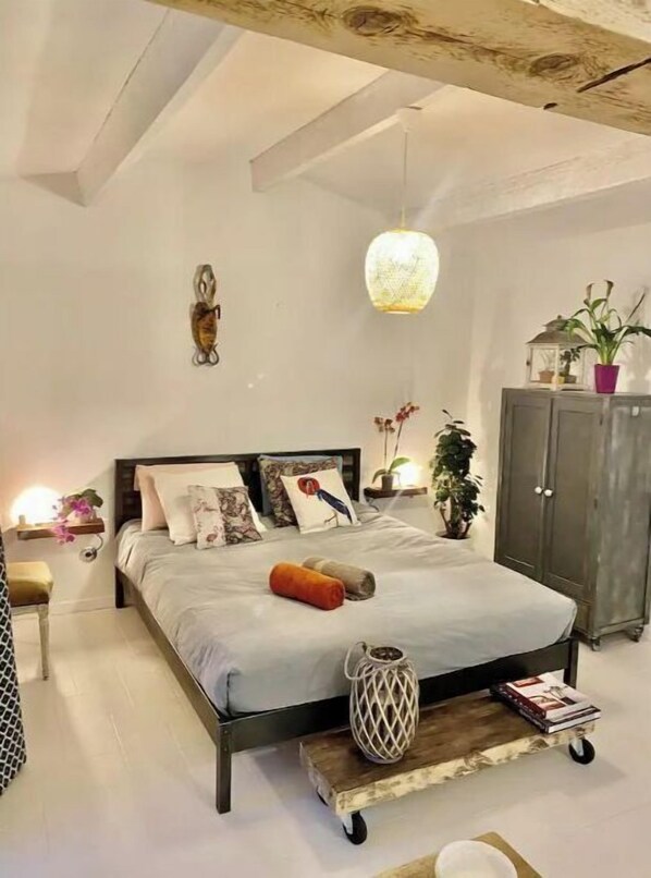 1 غرفة نوم ومكتب ومكواة/لوح كي وسرير سفر