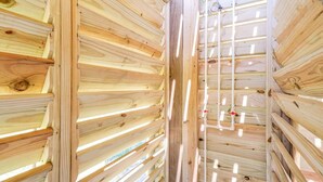 Ein Holzinnenraum mit Rippenholzboden und freiliegenden Holzbalken.