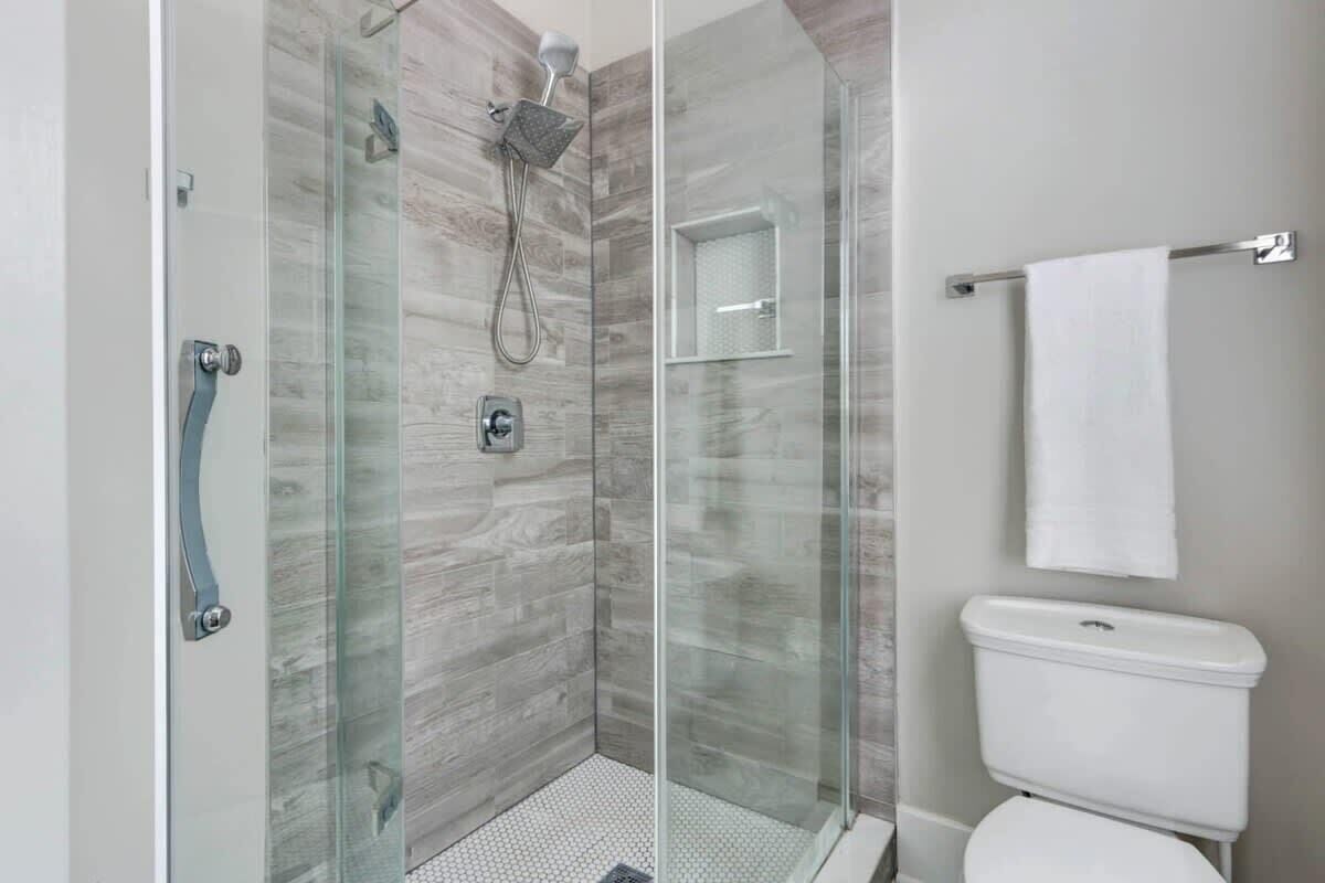Bathtub, hair dryer, towels, shampoo