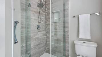 Bathtub, hair dryer, towels, shampoo