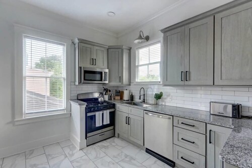 Broad Flat, Modern | Relaxing | Walk to Everything