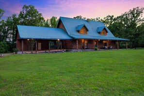 Exterior - 6 Bedroom Cabin on 40 Acres w/ Private Pond (Broken Bow)