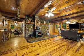 TV - 6 Bedroom Cabin on 40 Acres w/ Private Pond (Broken Bow)