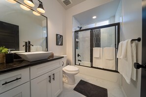 Combined shower/bathtub, hair dryer, towels