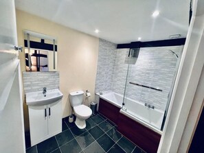 Standard Room | Bathroom | Free toiletries, hair dryer, towels - George and Dragon Hotel (High Wycombe)