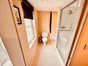 Quarto standard | Banheiro | Produtos de toalete grátis, secador de cabelo, toalhas de banho