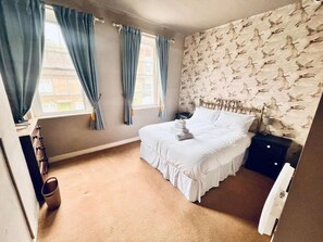 Standard Room | Memory foam beds, blackout drapes, iron/ironing board, bed sheets - George and Dragon Hotel (High Wycombe)