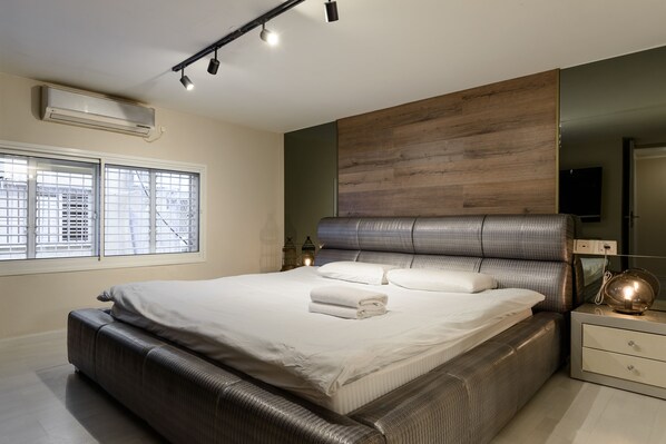 Comfort Apartment | 2 bedrooms, iron/ironing board, travel cot, free WiFi - F45 by TLV2RENT (Tel Aviv)