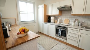 Fridge, oven, stovetop, dishwasher