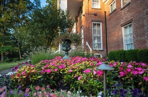 Exterior - Cromwell Manor Inn (Cornwall)