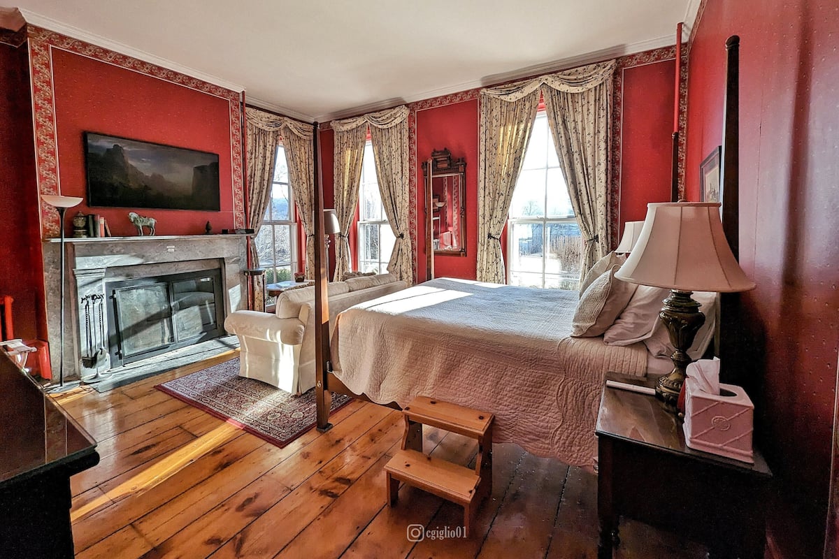 Canterbury, Luxury Queen | Individually decorated, individually furnished, iron/ironing board