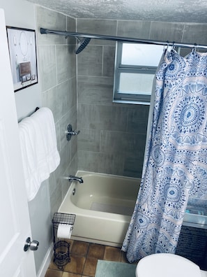 Ducha y bañera combinadas, secador de pelo, toallas y jabón