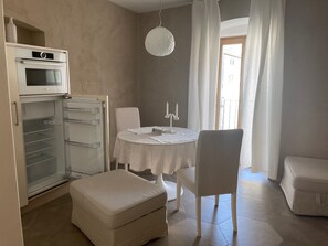 Microwave, oven, toaster, cookware/dishes/utensils - Tappeiner 6 - "Rennweg 114" Meran, old town (Meran)