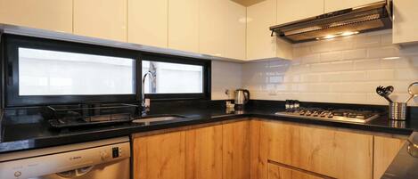 Frigorífico, microondas, horno y placa de cocina