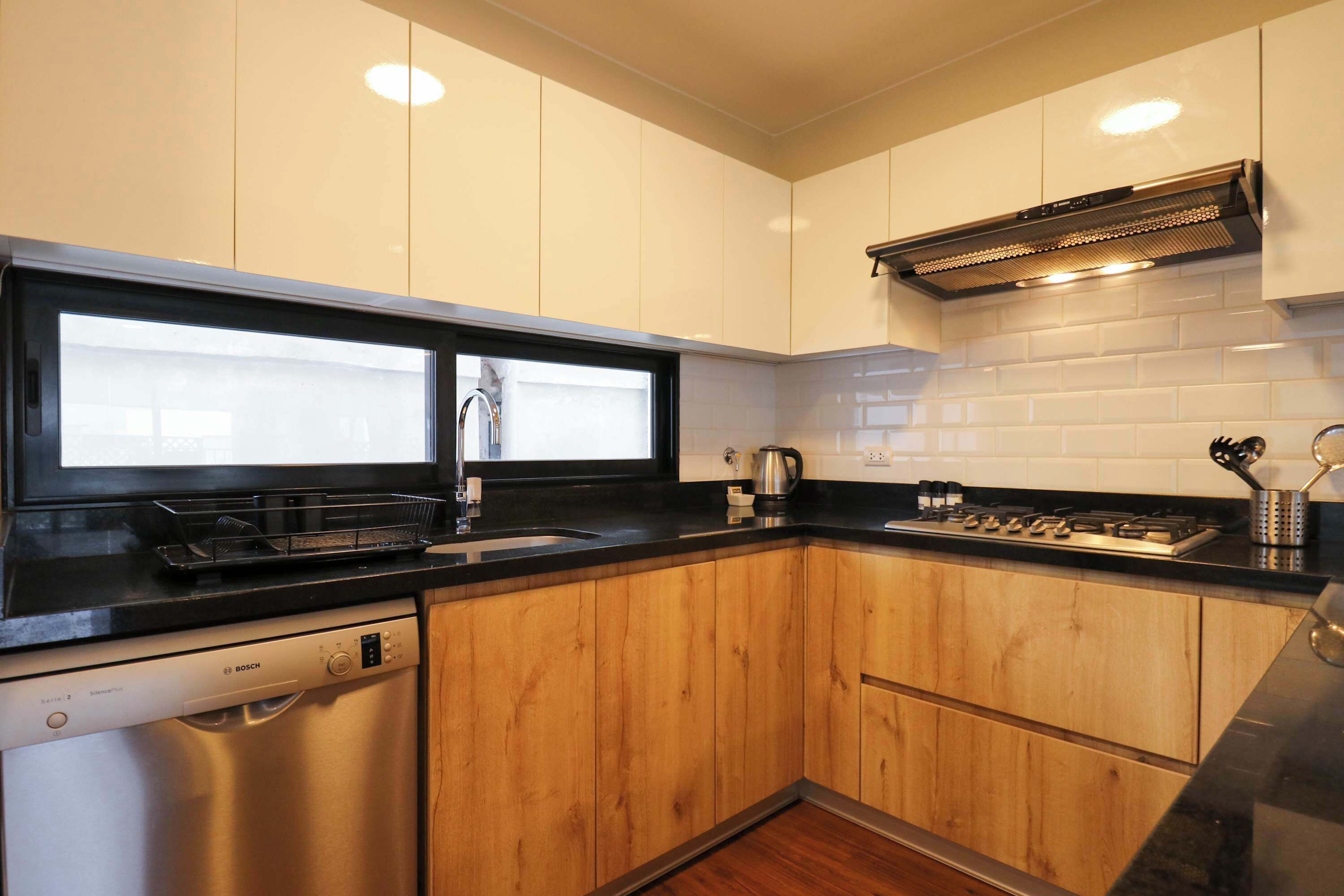 Køleskab, mikrobølgeovn, ovn, kogeplade