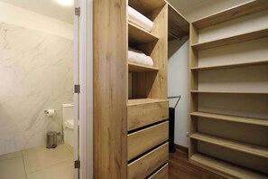 Shower, hair dryer, towels, shampoo