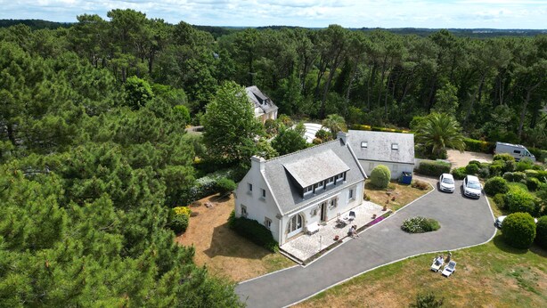 A large house with a spacious driveway and a well-maintained lawn. - Ty - Néhué (Crac'h)