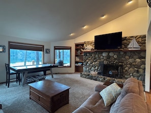 Smart TV y chimenea