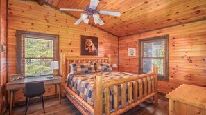 5 slaapkamers, een bureau, een strijkplank/strijkijzer, reisbedje