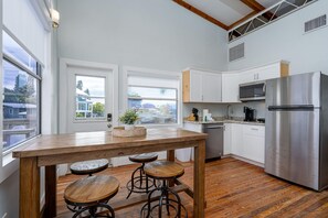 Private kitchen - 621 Estero - Charming Cozy Cottage by Coastal Vacation Properties (Fort Myers)