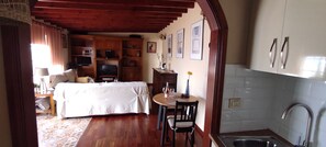 1 slaapkamer, een strijkplank/strijkijzer, gratis wifi, beddengoed