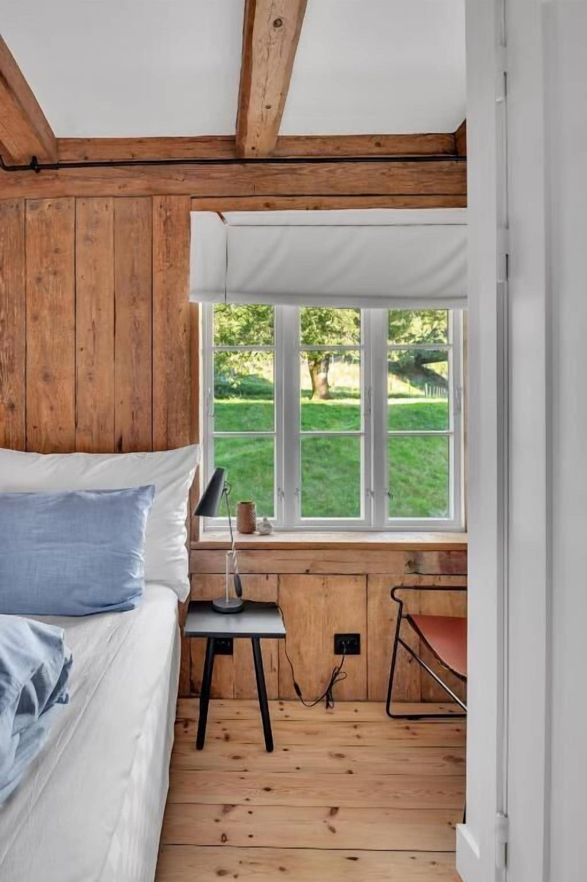 Rom – superior (Kornmagasinet) | Sengetøy av topp kvalitet, dundyner, blendingsgardiner og lydisolert