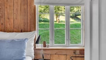 Rom – superior (Kornmagasinet) | Sengetøy av topp kvalitet, dundyner, blendingsgardiner og lydisolert