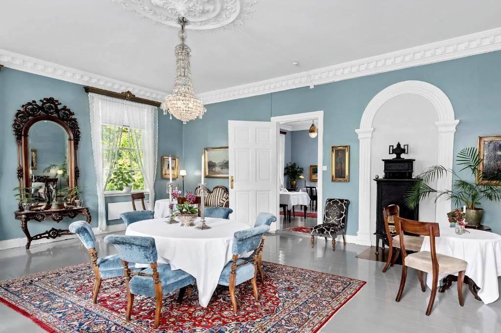 Aperto a colazione, pranzo e cena, con vista sul giardino 