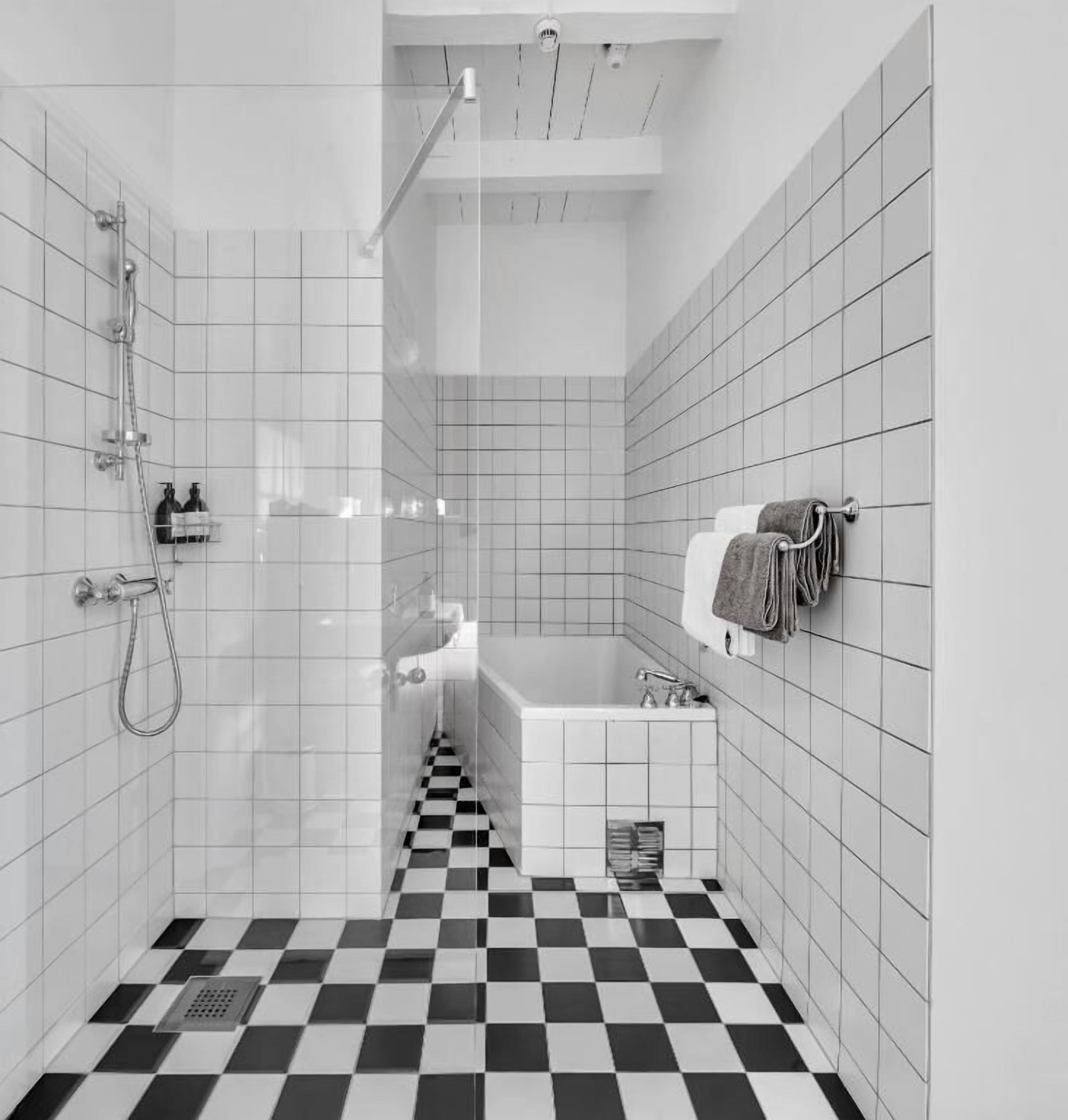 Doccia, soffione a pioggia, asciugacapelli, pantofole