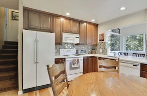 Private kitchen - Base Camp G- Ski-in / Ski-out Condo in Tahoe Donner (Truckee)