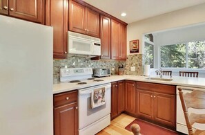 Private kitchen - Base Camp G- Ski-in / Ski-out Condo in Tahoe Donner (Truckee)