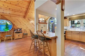 Fridge, microwave, oven, stovetop - Truckee Vacation home with Indoor Hot Tub & Pool Table (Truckee)