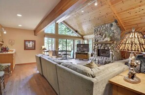 TV, fireplace - Truckee Vacation home with Indoor Hot Tub & Pool Table (Truckee)